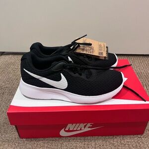 Nike Tanjun Women’s  Black and White Sneakers - NWT